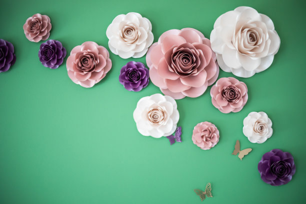 多色花墙背景。婚礼场景的花纹理背景图片下载