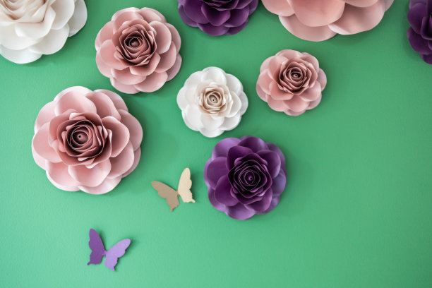 多色花墙背景。婚礼场景的花纹理背景图片下载