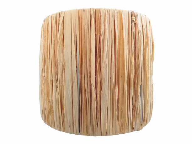 乡村柳条灯枝形吊灯。前视图的稻草衬里圆筒隔离在白色的背景。交叉稻草编织纹理。浅米色网格灯。工艺和装饰概念。图片下载