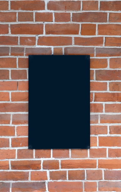 红砖墙配黑招牌。规则形状的人造石，用作建筑材料。创造性的砖的背景。本空间图片下载