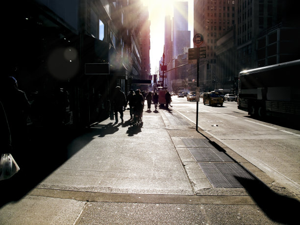 曼哈顿繁忙街道上的人群和交通状况图片下载