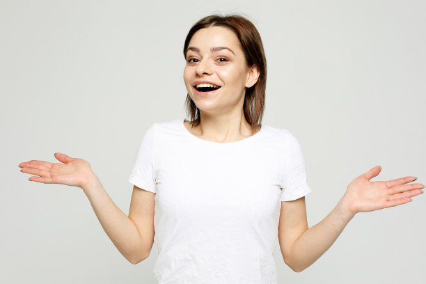 迷茫的少女随便耸了耸肩图片下载