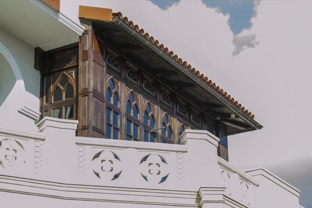 木制的夏季厨房是房子的一个元素。古鞑靼风格。晴朗的秋日。前视图。图片下载