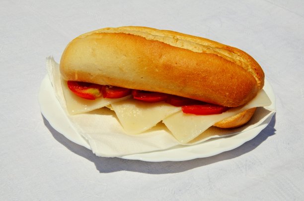 带曼彻格奶酪的硬皮卷。图片下载