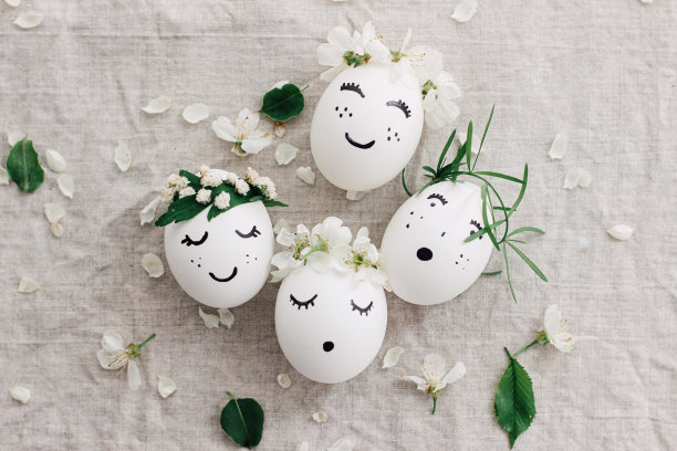 天然蛋与画在可爱的花冠亚麻织物顶视图与花瓣图片下载