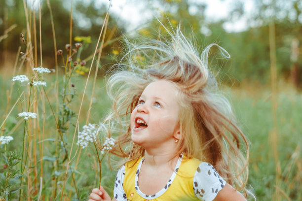 在一个阳光明媚的日子里，孩子们在花园里玩耍图片下载