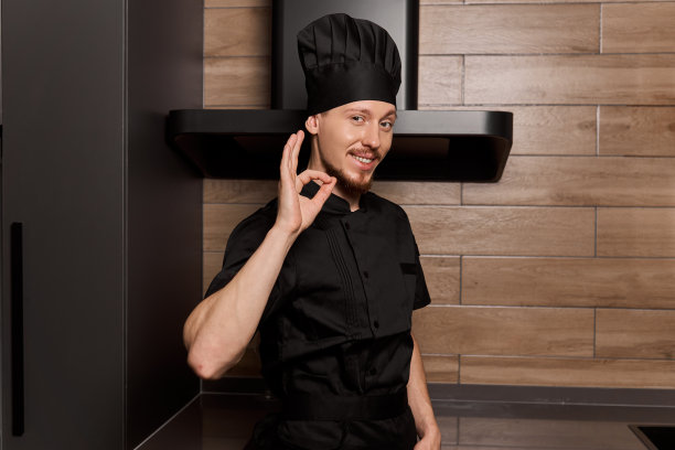 微笑的厨师在他的厨房。图片下载