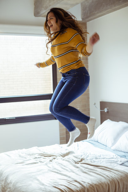 一个年轻女子在网上买了她的第一套公寓图片下载