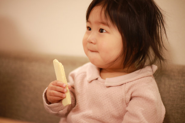 女孩吃薄饼图片下载