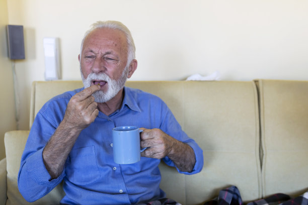 由于高温和病毒，生病的老人躺在床上。图片下载