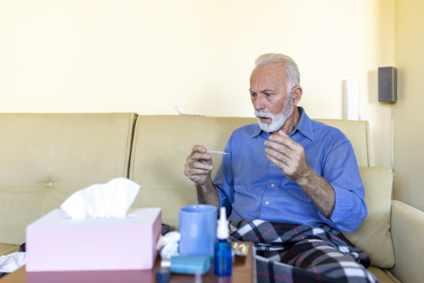 一个生病的老人在高温床上的照片。图片下载