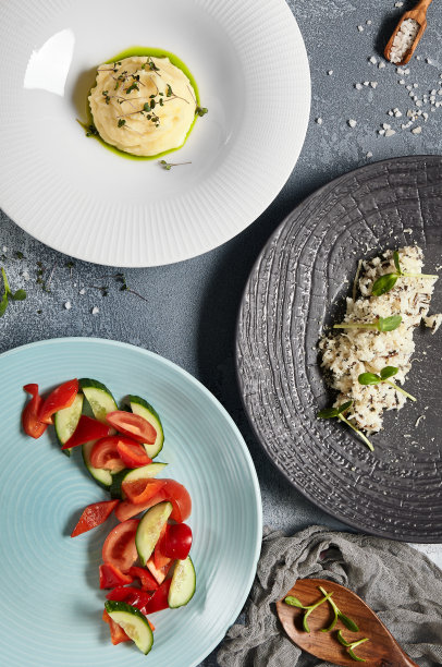 素食餐厅桌顶视图。新鲜蔬菜，意大利调味饭和土豆泥健康餐。平躺，俯视图。图片下载