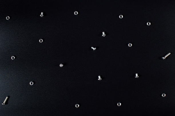 背景从硬件上的黑色。黑色背景上的螺栓和螺母图片下载