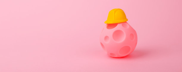 头盔上有弹坑的球图片下载