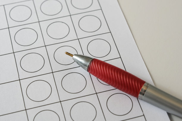 空纸表格，包括选择框和圆珠笔，商业应用问卷或选举选票用于投票，复印空间图片下载