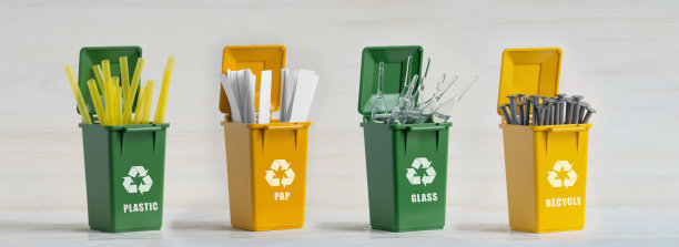 四个塑料垃圾桶，黄色和绿色，分类垃圾，生态图标，在一个白色孤立的背景。关爱环境的理念，生活垃圾分类回收图片下载