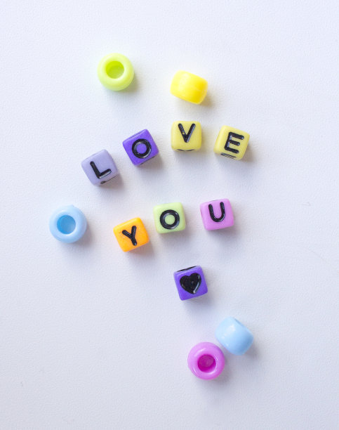 上面刻着“我爱你”的彩珠图片下载