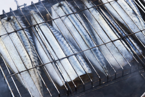 烤架上的鲭鱼，特写。烧烤上的烤鲭鱼图片下载