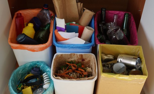 家庭厨房垃圾分类系统。废物回收利用。塑料瓶、纸、纸箱、玻璃图片下载