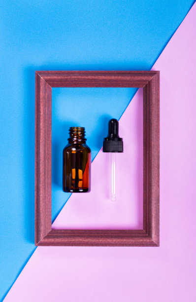镜框内的玻璃滴管瓶上有粉色和蓝色图片下载