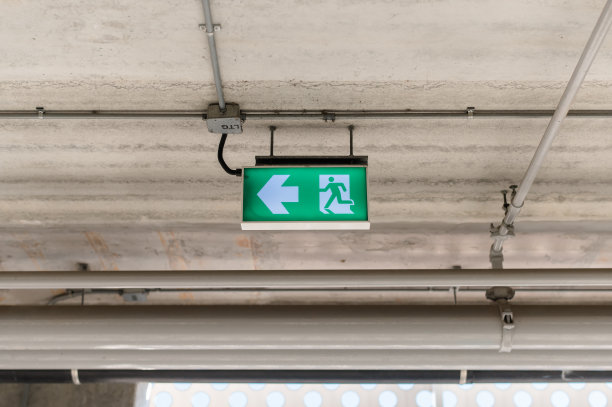 建筑绿色应急通道的消防出口标志图片下载