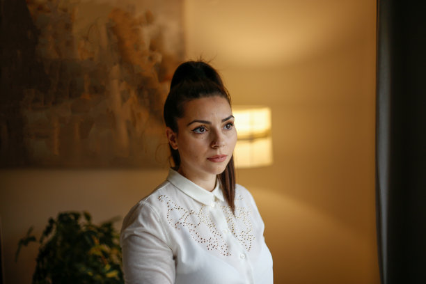 年轻的白人女性在繁忙的现代工作场所的肖像。库存图片图片下载