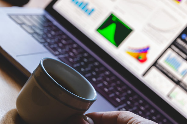 手里拿着一杯咖啡，身后放着一台电脑图片下载