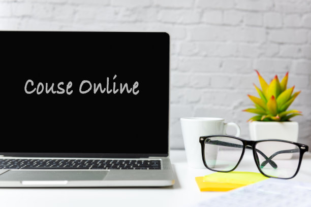 在线文本在笔记本电脑屏幕上，桌上放着咖啡杯。技术与教育理念图片下载