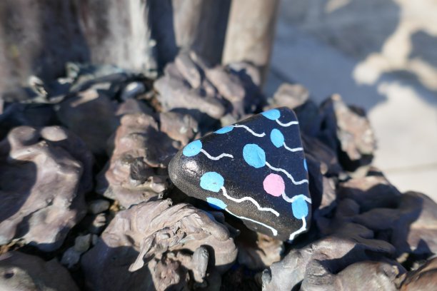 善良的岩石上画着派对气球图片下载