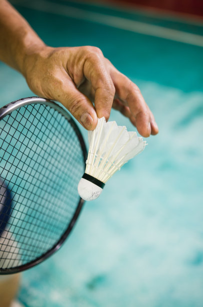 羽毛球运动员发球素材图片