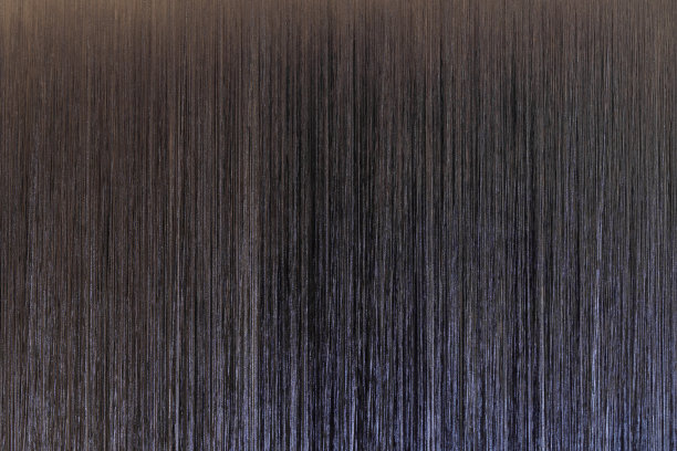 电镀金属片的碎片，划伤和漆成黑色。宏。垂直图。工业背景或背景图片下载