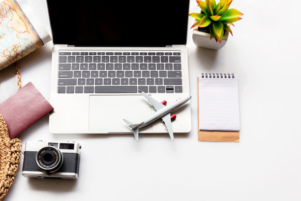 旅行者计划度假旅行，搜索旅游景点和信息或预订酒店的笔记本电脑与配件，项目妇女和地图，旧相机。图片下载