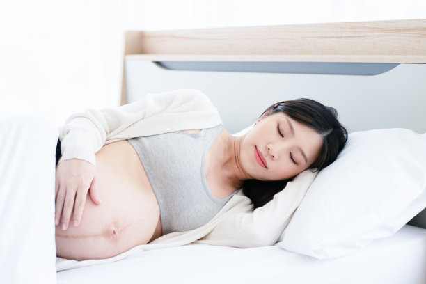 怀孕母亲的保健。你的身体必须感到放松。为了未出生的孩子。产前准备图片下载