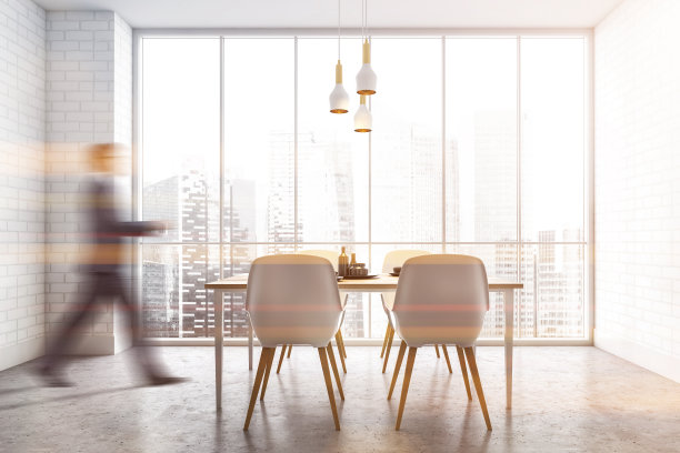 男人走在白色的餐厅里图片下载