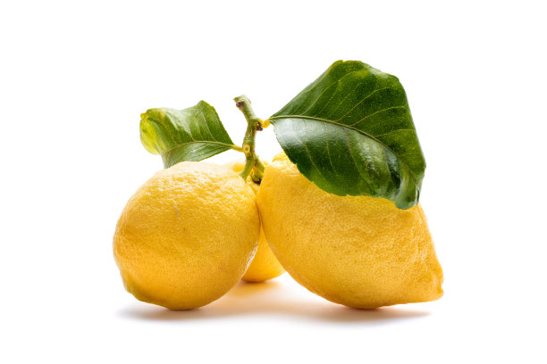 白色背景下的成熟柠檬。农业。图片下载