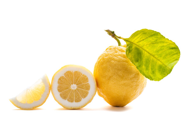 白色背景下的成熟柠檬。农业。图片下载