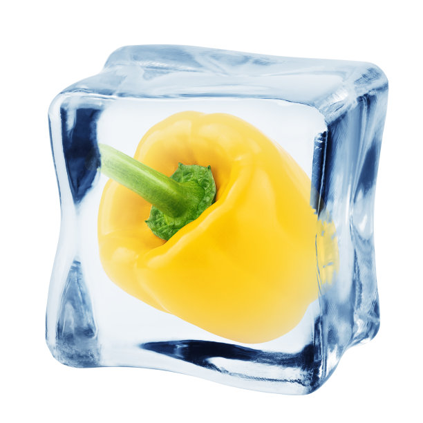 甜黄辣椒冰块，孤立在白色背景，剪裁路径，全景深图片下载