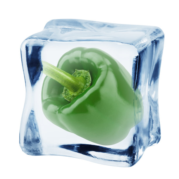 甜青椒冰块，孤立在白色背景，剪裁路径，全景深图片下载