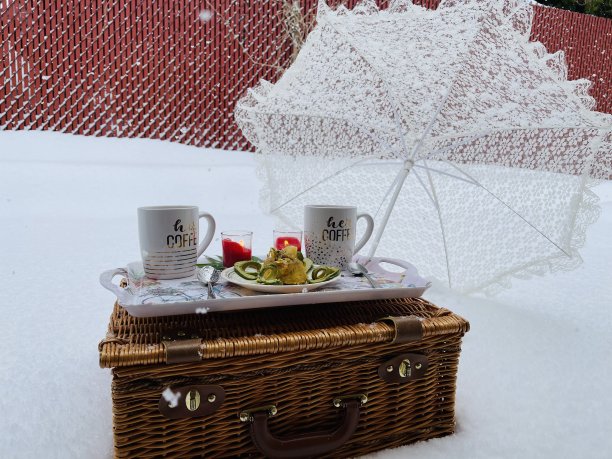 下雪天户外野餐图片下载