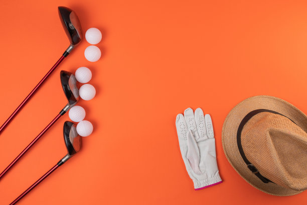橙色背景上的高尔夫设备图片下载