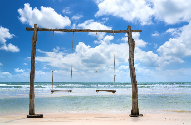 阳光明媚的早晨，美丽的海滩图片下载