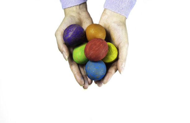 手拿着五颜六色的复活节彩蛋的艺术画图片下载