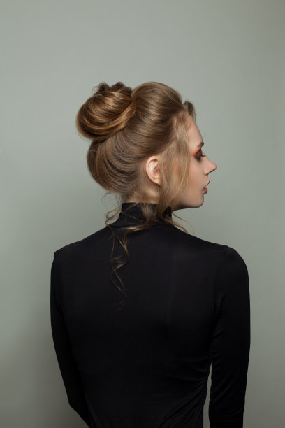 年轻女子的侧面，灰色背景，肖像图片下载