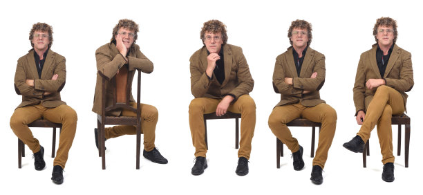 正面同样是穿着西装的中年男子坐在白色背景的椅子上，图片下载