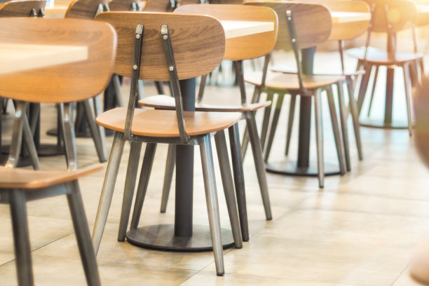 桌子和椅子在咖啡馆和餐厅图片下载