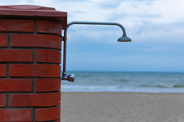 夏天的阵雨在海边，大海。图片下载