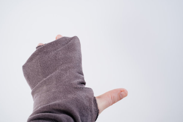 把有洞的旧袜子套在手上图片下载