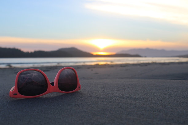 太阳镜在海滩上晒太阳图片下载