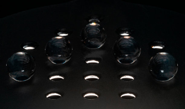 黑色背景中的洞里有五个玻璃球图片下载