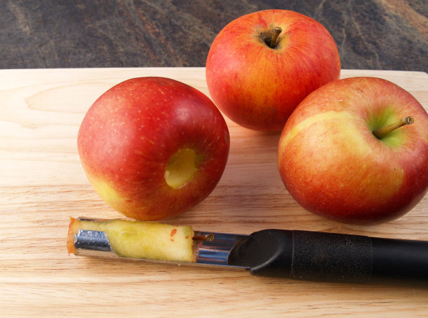 正在去核的新鲜苹果图片下载